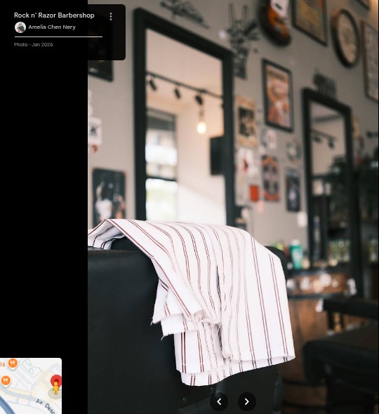 Detalhe do interior com capa de barbeiro e decoração com quadros